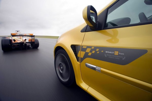 Серията F1 Team R27, е посветена на победите, на тима на Renault във Формула 1, през 2005 и 2006 година.